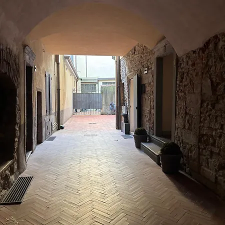 Colleoni Проживання в сім'ї